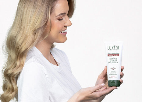 apres shampooing antichute hair loss condtionier in hands